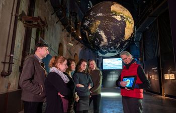 Gästeführerin führt durch die begleitende Ausstellung zu ANTARKTIS.