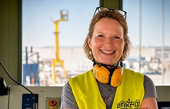 Biologin Dr. Anette Küster lächelt in die Kamera.