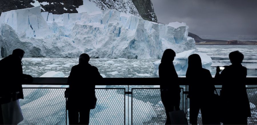 Fünf Personen betrachten Eisberge im 360°-Panorama ANTARKTIS.